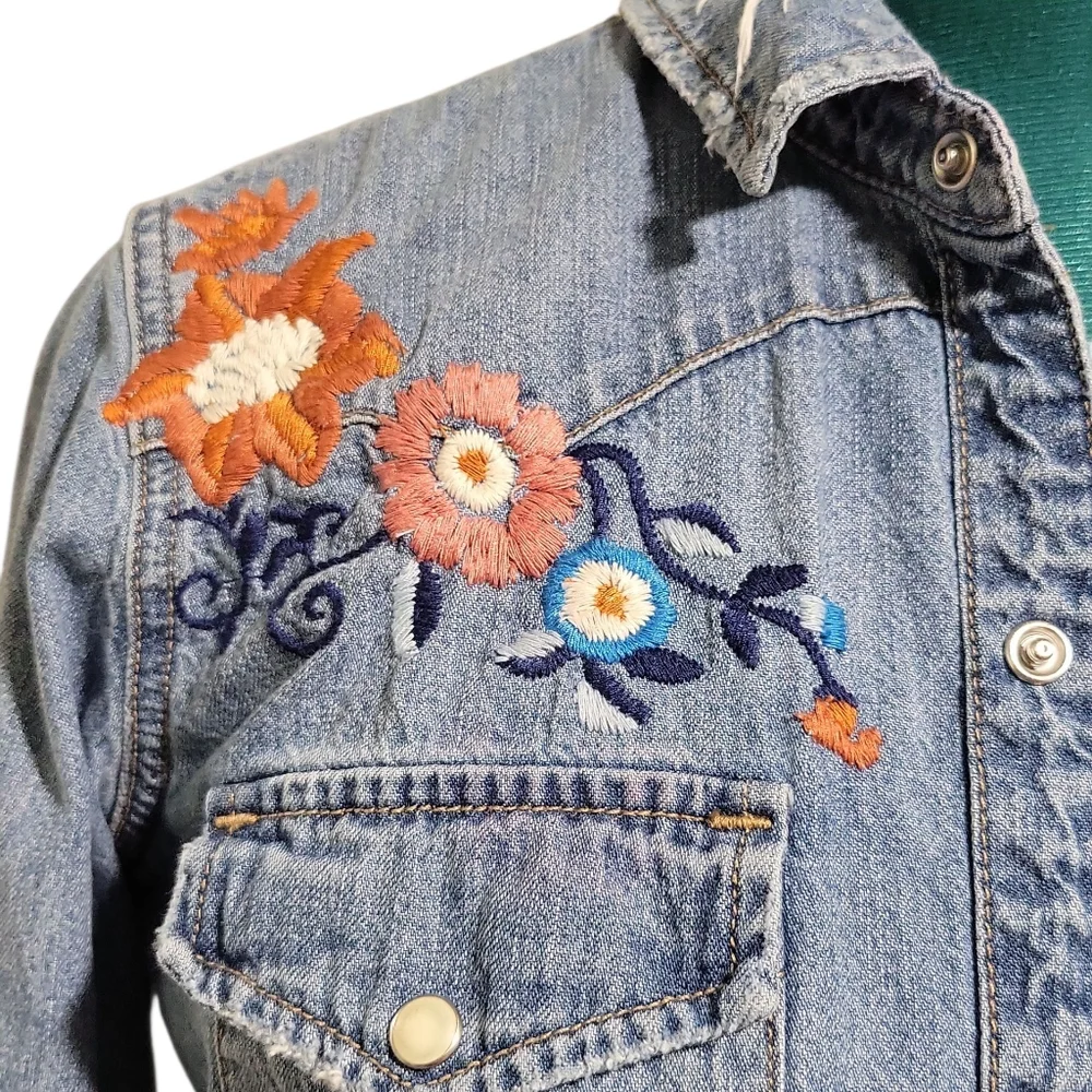 Lucky Brand Women's Embroidered Western Denim Pearl Snap Shirt Size S Distressed - Picture 8 of 16